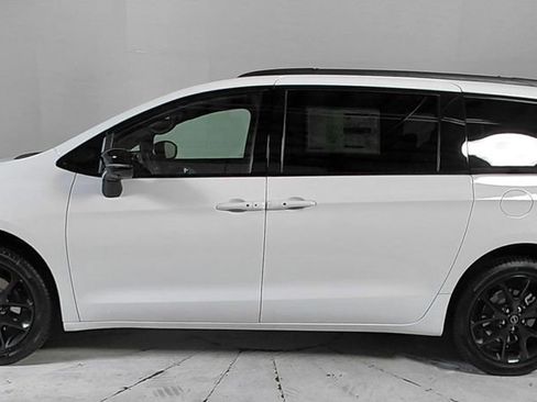 New 2026 Chrysler Pacifica Limited w/ S Appearance Package image 4