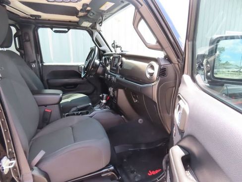 Used 2018 Jeep Wrangler Unlimited Sahara w/ Dual Top Group AWD/4WD image 23