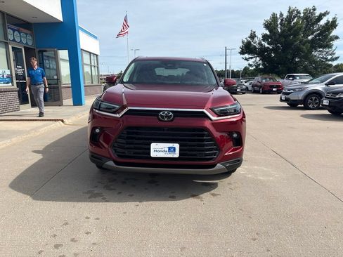Used 2024 Toyota Grand Highlander AWD image 2