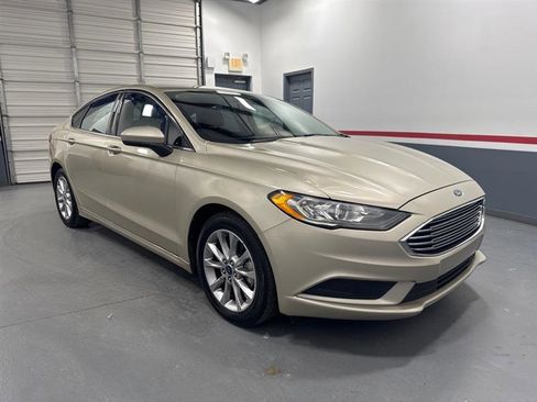Used 2017 Ford Fusion SE w/ Fusion SE Technology Package FWD image 2
