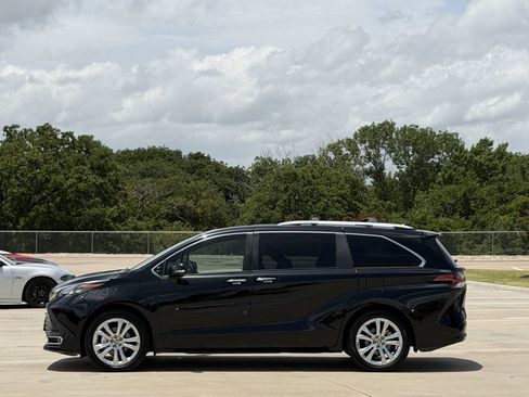 Used 2024 Toyota Sienna Platinum FWD image 3
