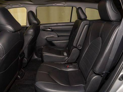 Used 2024 Toyota Highlander XLE image 9