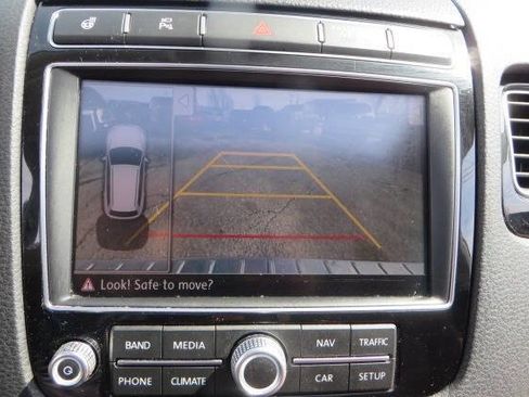 Used 2016 Volkswagen Touareg Sport image 25