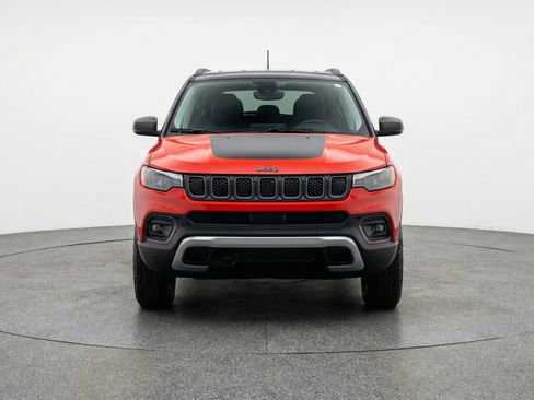 Used 2025 Jeep Compass Trailhawk image 2
