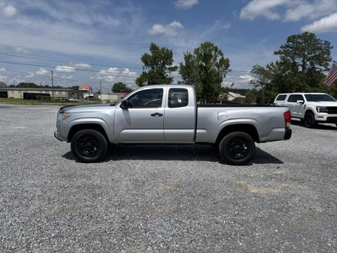 Used 2017 Toyota Tacoma SR RWD image 5