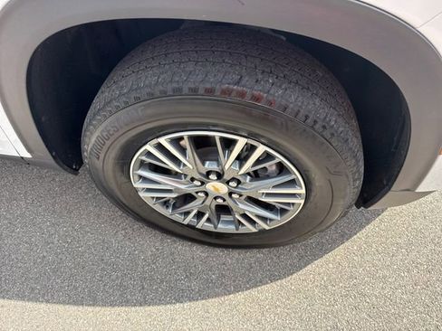 Used 2025 Chevrolet Traverse LT AWD/4WD image 12