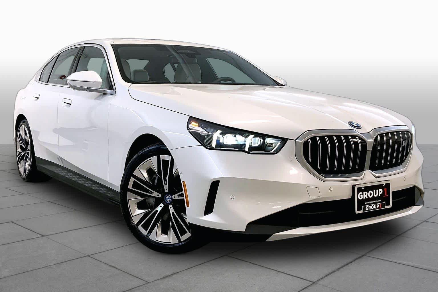 Used 2025 BMW i5 xDrive40 w/ Premium Package AWD/4WD image 2