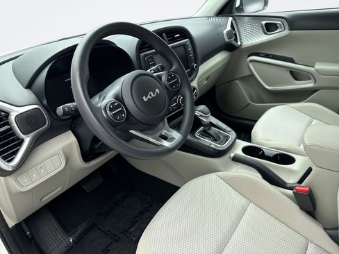 Used 2023 Kia Soul LX w/ LX Technology Package FWD image 10