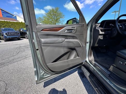 Used 2024 Cadillac Escalade Luxury AWD/4WD image 24