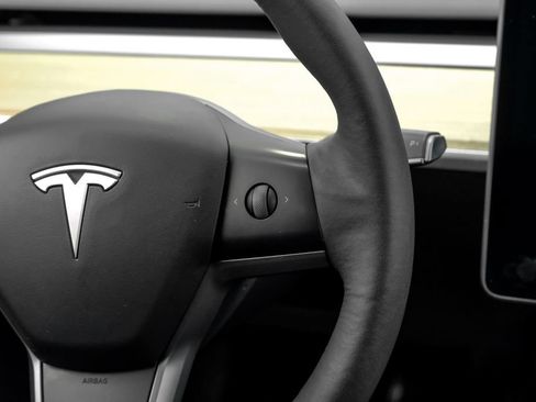 Used 2021 Tesla Model Y Long Range AWD/4WD image 24