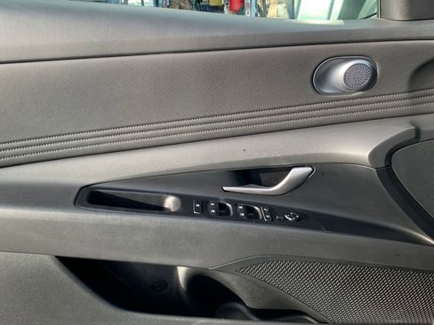 Used 2025 Hyundai Elantra Limited image 18