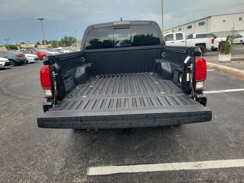 Used 2018 Toyota Tacoma TRD Off-Road w/ Technology Package AWD/4WD image 9