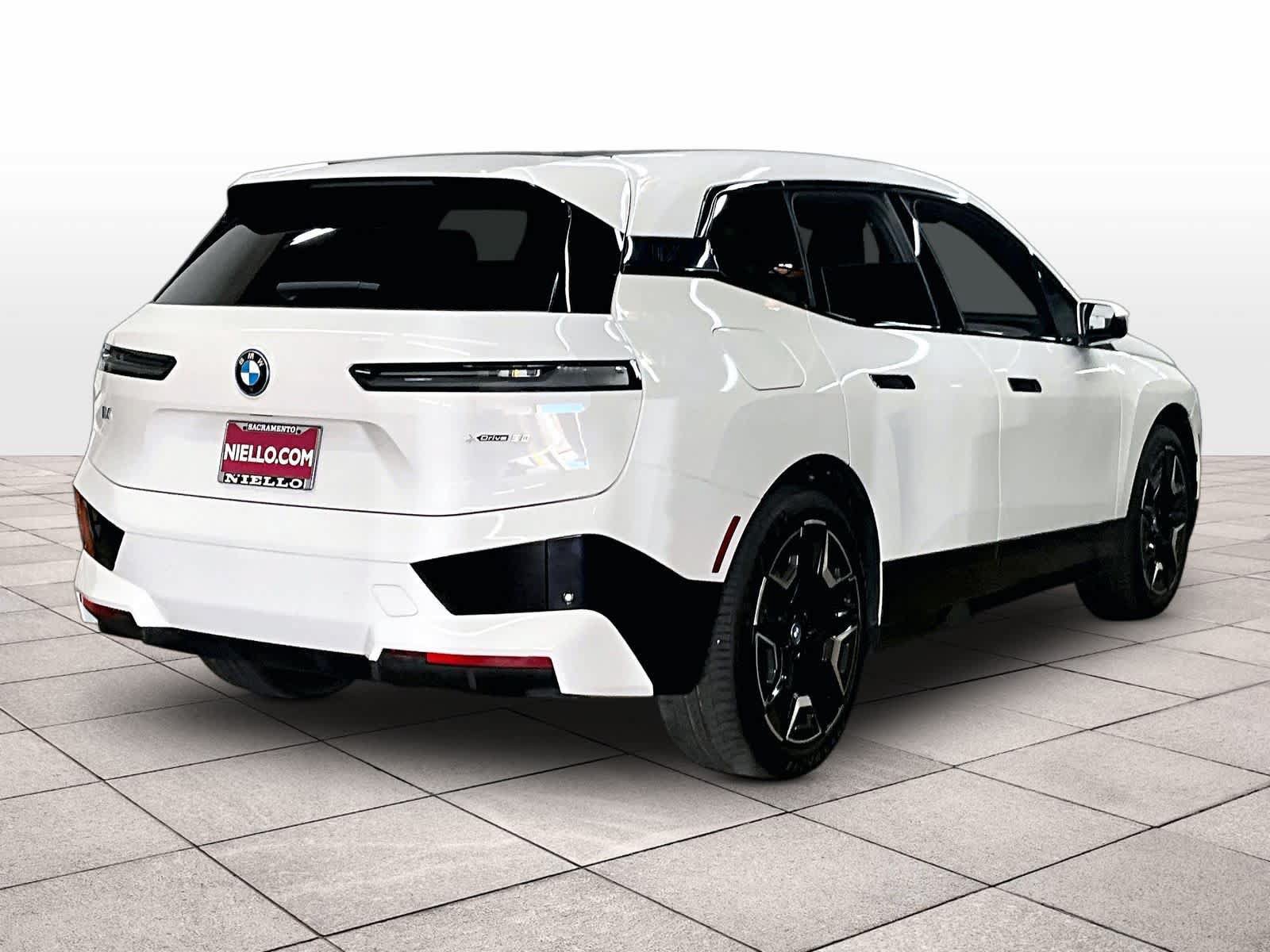 Used 2024 BMW iX xDrive50 w/ Sport Package AWD/4WD image 15