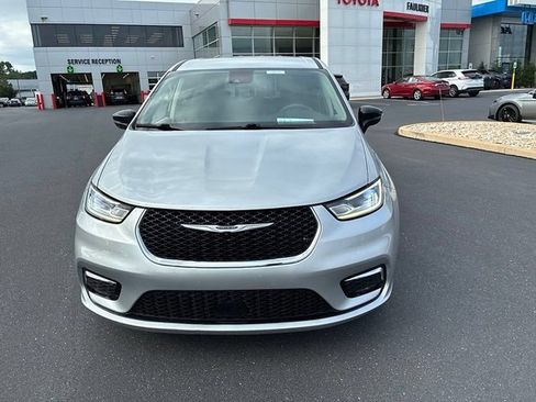 Used 2024 Chrysler Pacifica Touring-L FWD image 21