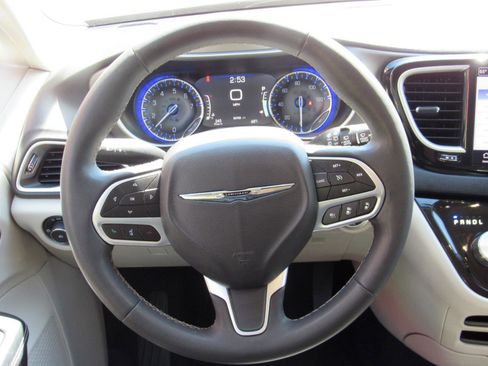Used 2023 Chrysler Pacifica Touring-L FWD image 19