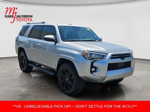Used 2022 Toyota 4Runner SR5 AWD/4WD image 4