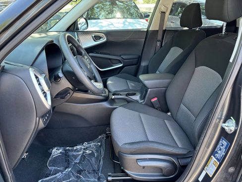 Used 2025 Kia Soul LX w/ LX Technology Package FWD image 24