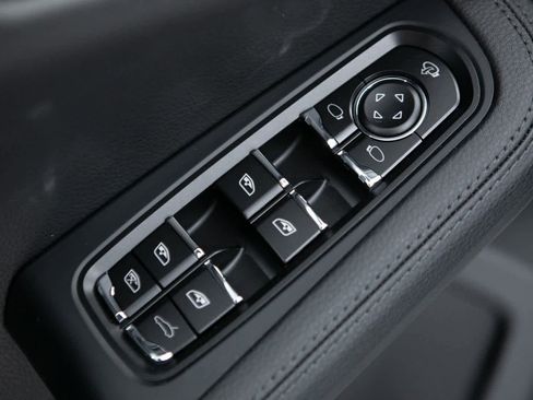 Certified 2025 Porsche Macan image 18