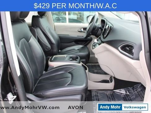 Used 2023 Chrysler Pacifica Touring-L image 18