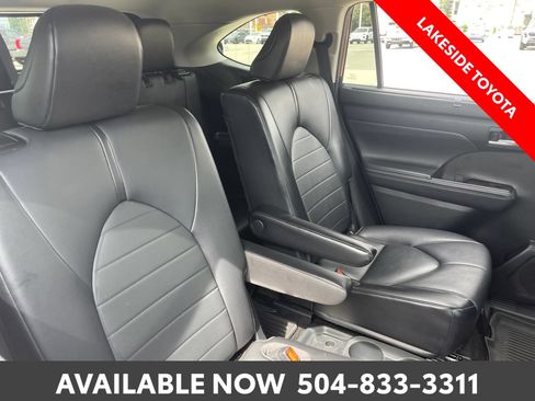 Used 2021 Toyota Highlander XLE FWD image 18