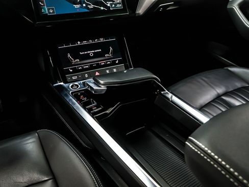 Used 2022 Audi e-tron Premium w/ Convenience Plus Package image 6