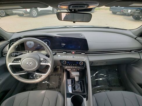 Used 2023 Hyundai Elantra SEL w/ Convenience Package image 13