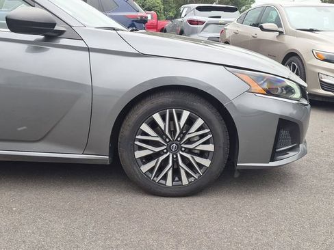 Used 2024 Nissan Altima 2.5 SV FWD image 10