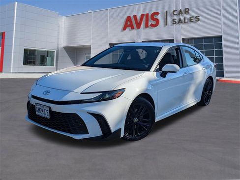 Used 2025 Toyota Camry SE image 1