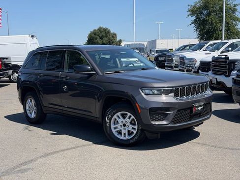Used 2023 Jeep Grand Cherokee Laredo AWD/4WD image 2