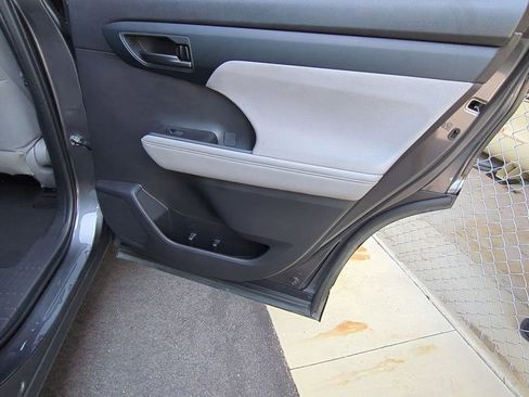 Used 2023 Toyota Highlander LE image 35