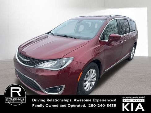 Used 2018 Chrysler Pacifica Touring-L image 1