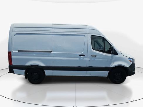 Used 2025 Mercedes-Benz Sprinter 2500 image 2