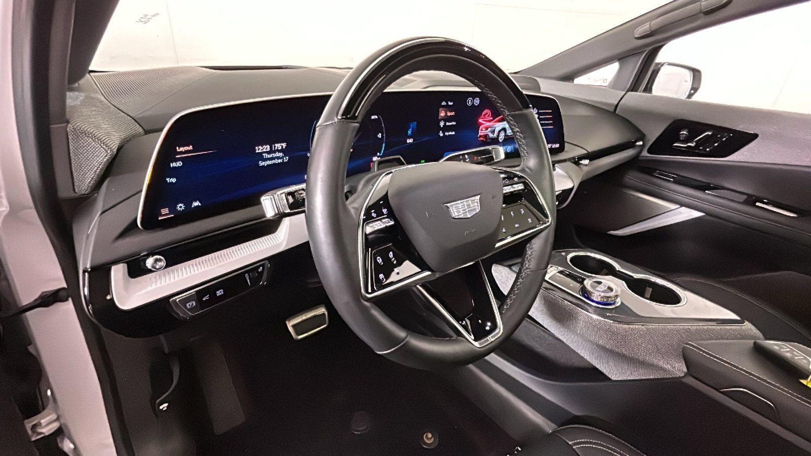 Used 2025 Cadillac Optiq Luxury 2 w/ LPO, Floor Liner Package AWD/4WD image 16