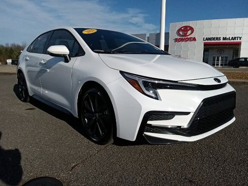 Used 2025 Toyota Corolla SE image 1