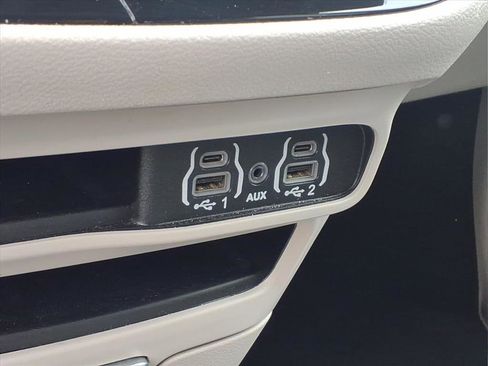 Used 2023 Chrysler Pacifica Touring-L FWD image 5