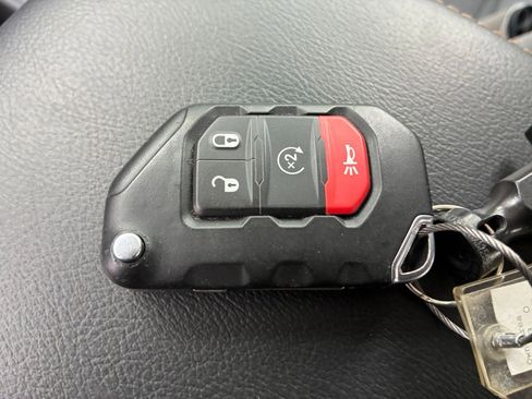 Used 2025 Jeep Wrangler Unlimited Sahara AWD/4WD image 24