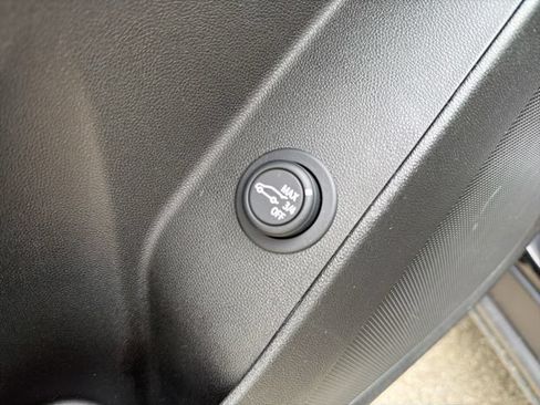 Used 2023 Chevrolet Equinox LT FWD image 22