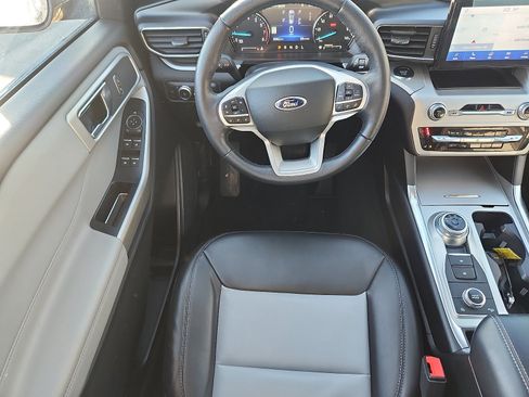 Used 2022 Ford Explorer XLT w/ Equipment Group 202A image 10