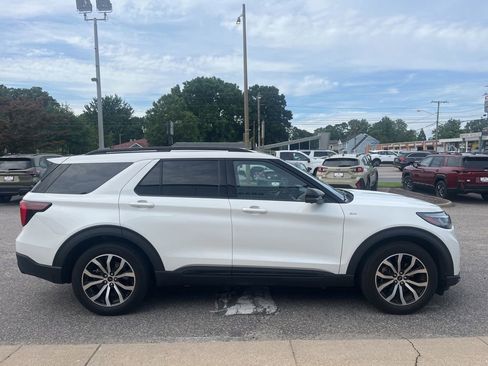 Used 2025 Ford Explorer ST-Line w/ Premium Package RWD image 3