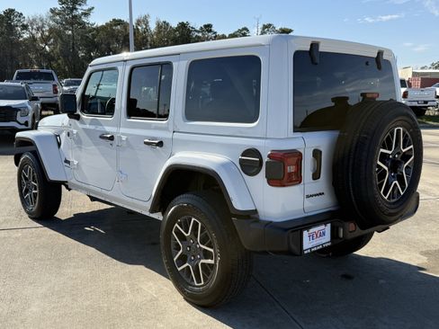 Used 2025 Jeep Wrangler Sahara image 7