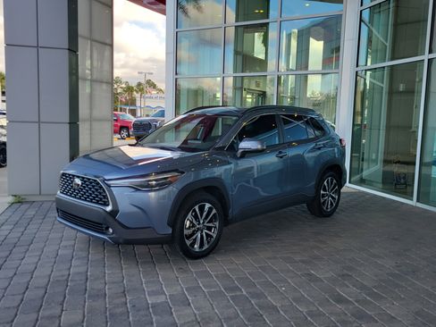 Used 2024 Toyota Corolla Cross XLE image 1