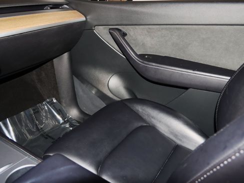 Used 2022 Tesla Model Y Long Range AWD/4WD image 42