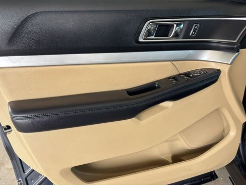 Used 2017 Ford Explorer XLT image 9