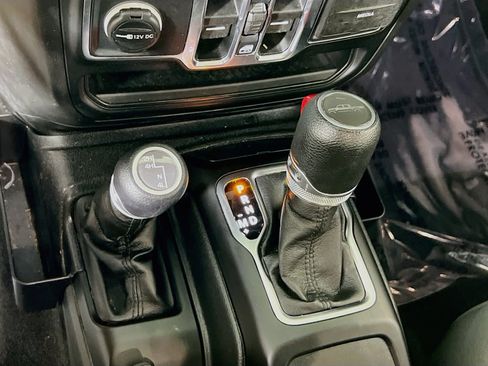 Used 2023 Jeep Gladiator Sport AWD/4WD image 16