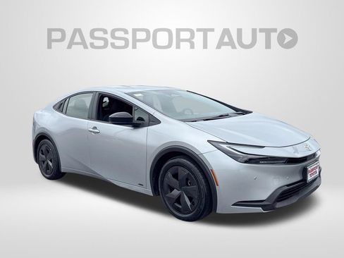 Used 2025 Toyota Prius LE AWD/4WD image 11
