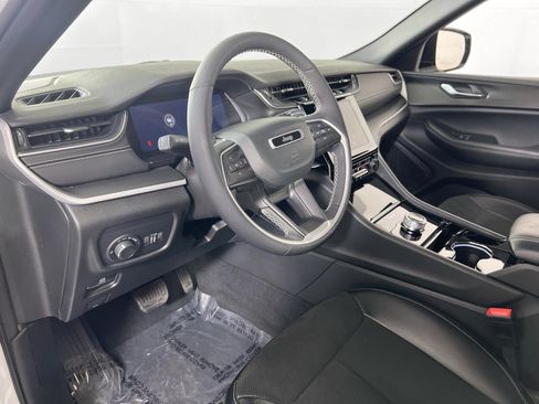 Used 2023 Jeep Grand Cherokee Altitude AWD/4WD image 9