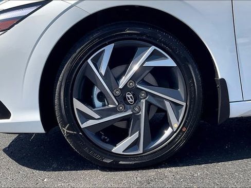 New 2025 Hyundai Elantra Limited image 12