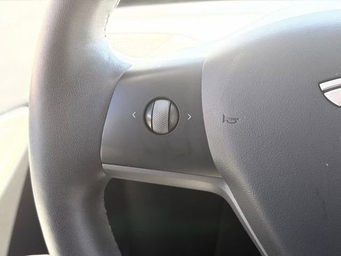 Used 2022 Tesla Model Y Long Range image 13