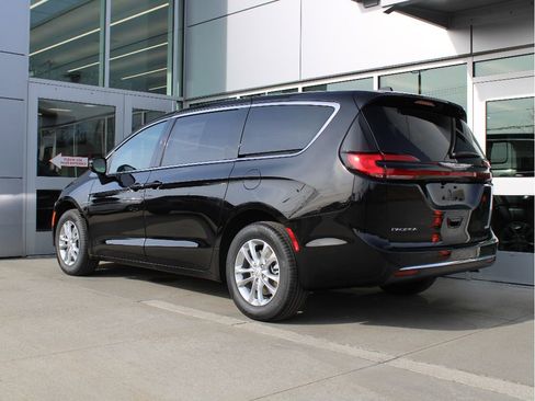 New 2026 Chrysler Pacifica Select image 6