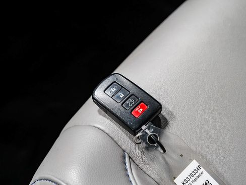 Certified 2019 Toyota Highlander XLE w/ Carpet Mat Package (TMS) FWD image 30